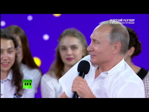 Владимир Путин общается с одарёнными детьми в образовательном центре в Сочи