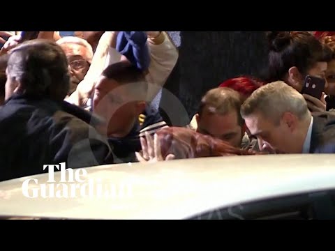 Man points gun at Argentinian vice-president Cristina Fernández de Kirchner