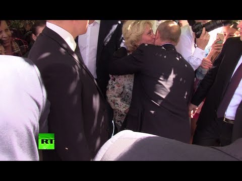 В центре Москвы женщина поцеловала Путина в щёку
