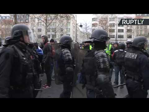 «Жёлтые жилеты» протестуют в Париже — LIVE