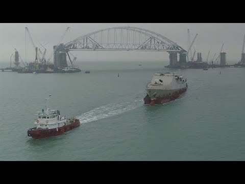 Новейший корвет ВМФ России проходит под Крымским мостом: эксклюзивные кадры с коптера