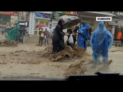 Людей и машины смывает потоками с улиц Ялты