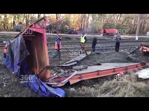 Поезд снёс грузовик на Кубани. Первое видео с места