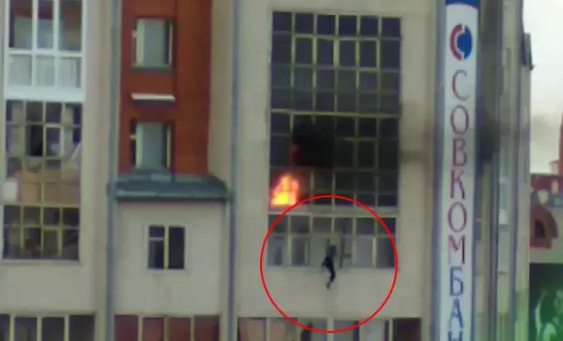 В Томске ребенок выпрыгнул из горящей на 7 этаже квартиры (видео)