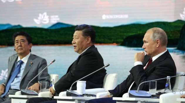 C Премьер-министром Японии Синдзо Абэ (слева) и Председателем КНР Си Цзиньпином