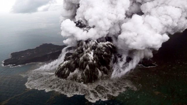 Извержение вулкана Анак-Кракатау
