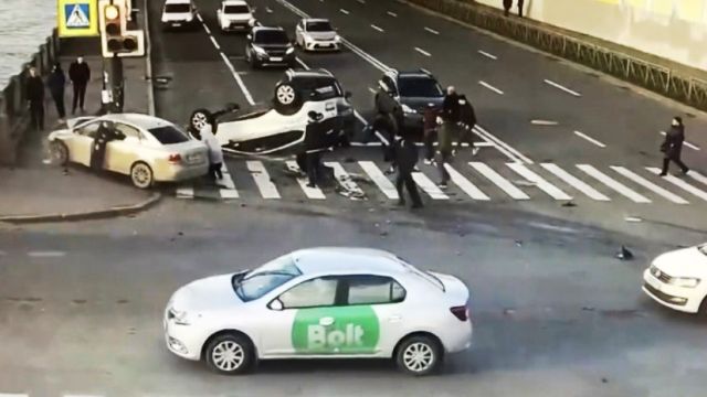 Две машины врезались в толпу пешеходов в Петербурге