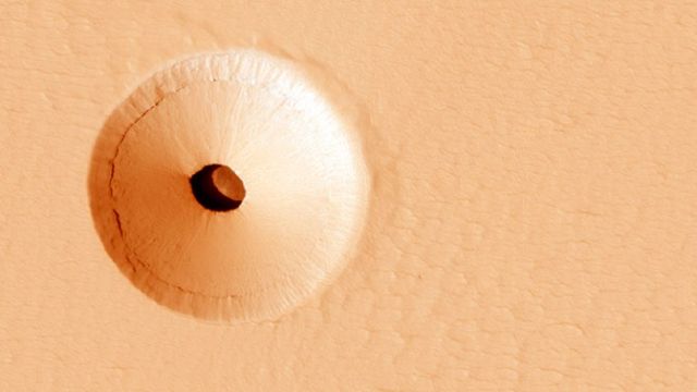 На Марсе обнаружили странную дыру