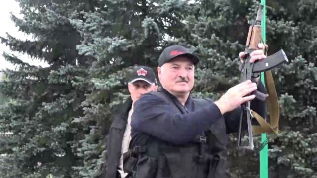 Лукашенко с автоматом