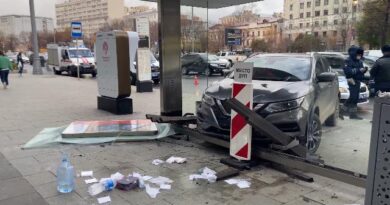 Автомобиль въехал в автобусную остановку в Москве