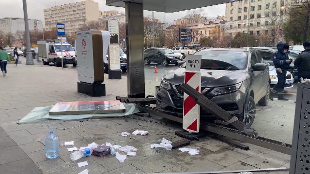 Автомобиль въехал в автобусную остановку в Москве