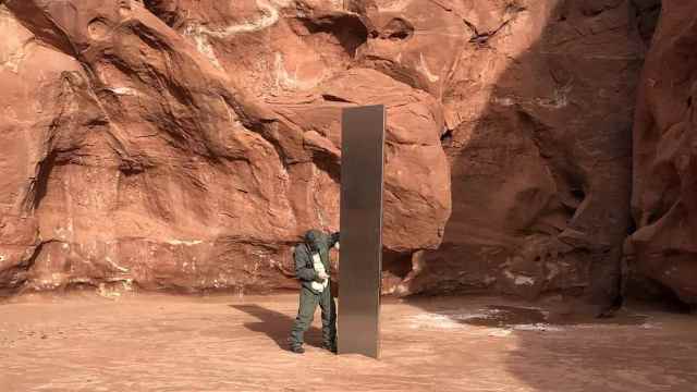 Металлический обелиск в пустыне штата Юта