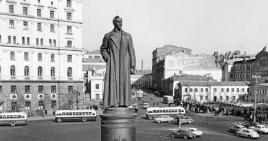 Памятник Дзержинскому попросили вернуть на Лубянской площади в Москве