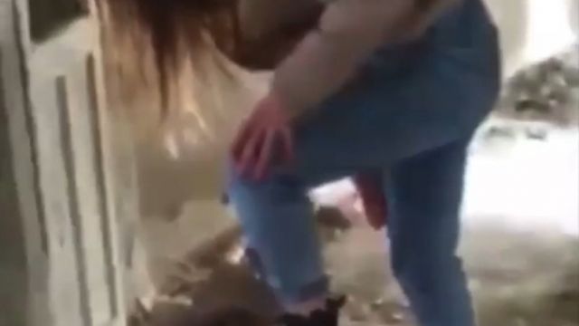 Две школьницы избили стоящую на коленях сверстницу в Приморье