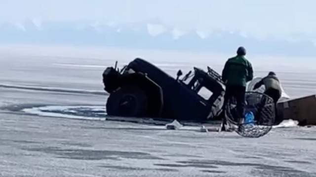 ЗИЛ-131 ушел под лед на Байкале