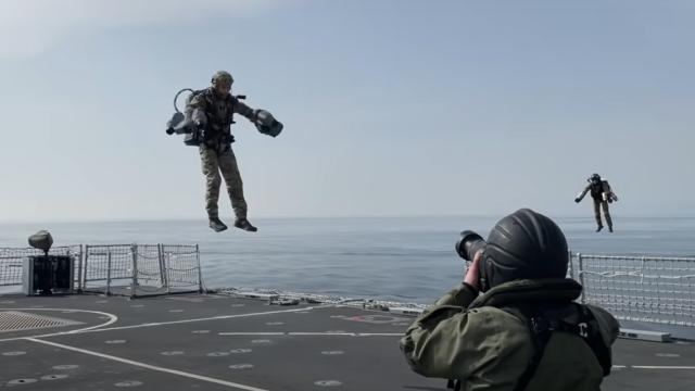 Британские морские пехотинцы научились летать