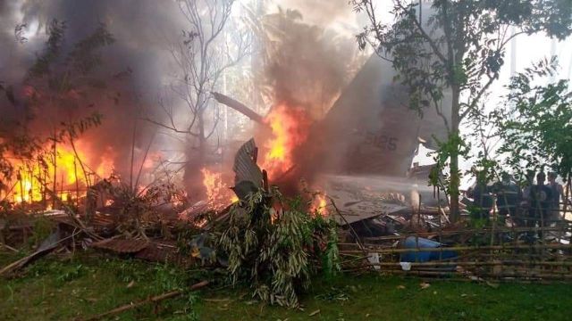 Военный самолет потерпел крушение на Филиппинах