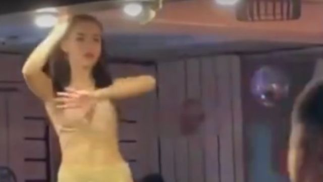 Полуголая танцовщица завлекает посетителей в пиццерию в Сочи