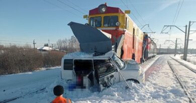 Трое детей погибли при столкновении поезда с автомобилем на Алтае