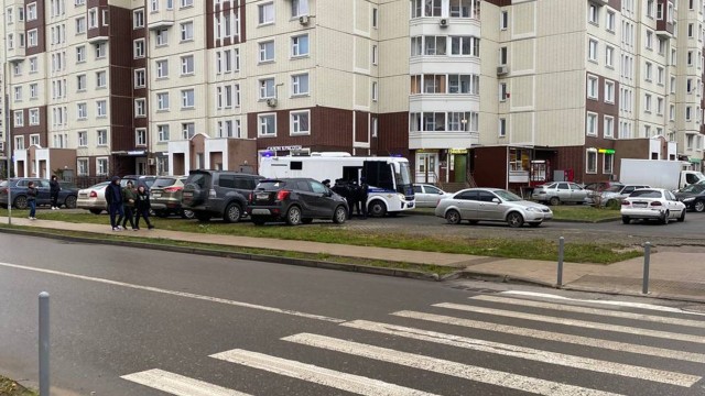 Четверо парней напали на отца с ребенком в Новой Москве
