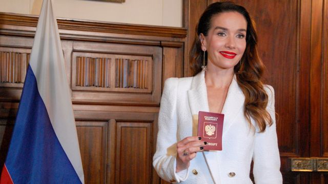 Актриса Наталия Орейро во время вручения российского паспорта