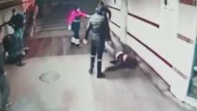 Заступившегося за молодую пару мужчину избили в переходе метро
