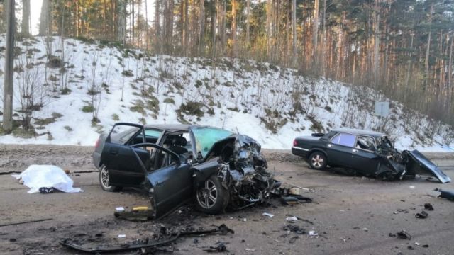 Пять человек погибли при лобовом ДТП в Псковской области