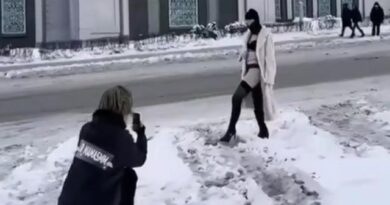 Откровенная фотосессия на фоне Соборной мечети в Москве