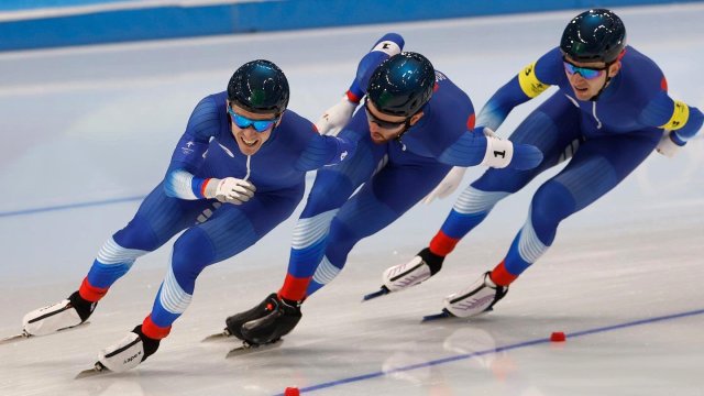 Российские конькобежцы завоевали серебро в командной гонке преследования на ОИ-2022