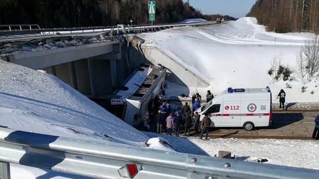 Два человека погибли после падения автобуса с моста в Подмосковье