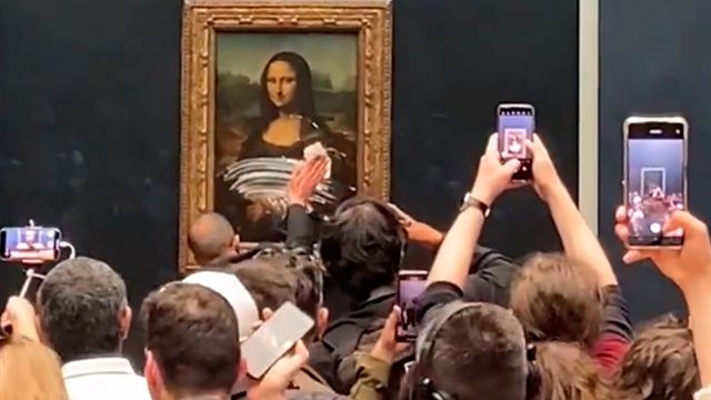 Неизвестный бросил торт в картину «Мона Лиза» в Лувре