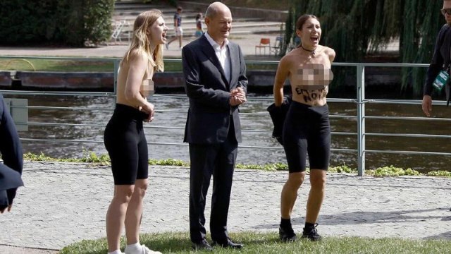 Две активистки обнажили грудь перед Шольцем