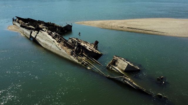 Обмелевший Дунай обнажил затонувшие немецкие корабли