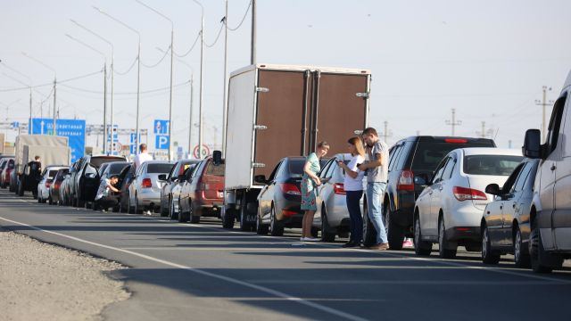 На границе с Казахстаном скопились тысячи машин