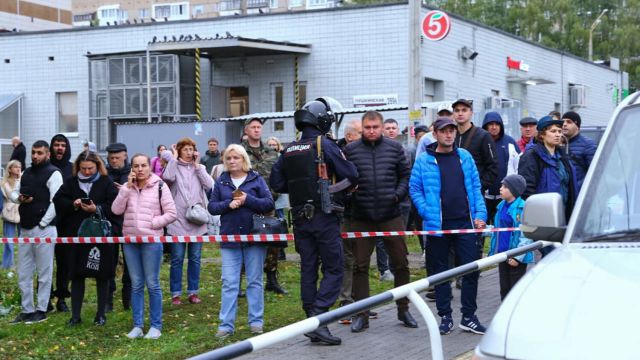 Шесть человек погибли при стрельбе в школе Ижевска