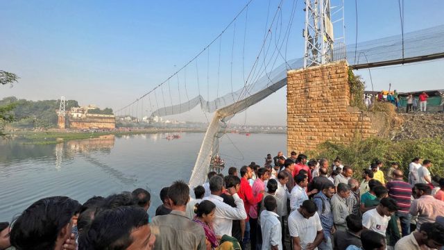 При обрушении пешеходного моста в Индии погибли 140 человек