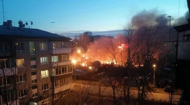 Истребитель Су-30 упал на двухэтажный жилой дом в Иркутске