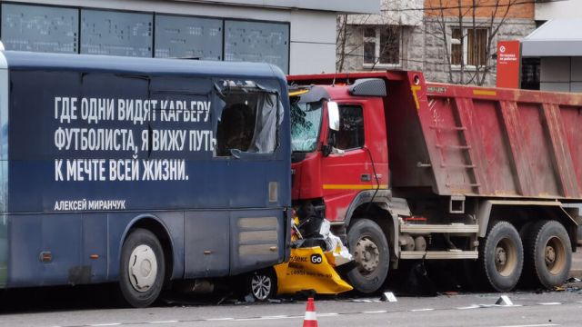 Самосвал раздавил такси в Москве