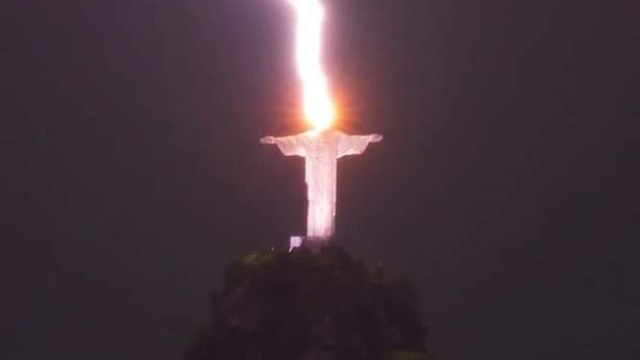 Молния ударила в статую Иисуса Христа в Рио-де-Жанейро