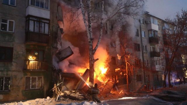 Подъезд пятиэтажки в Новосибирске обрушился из-за взрыва газа