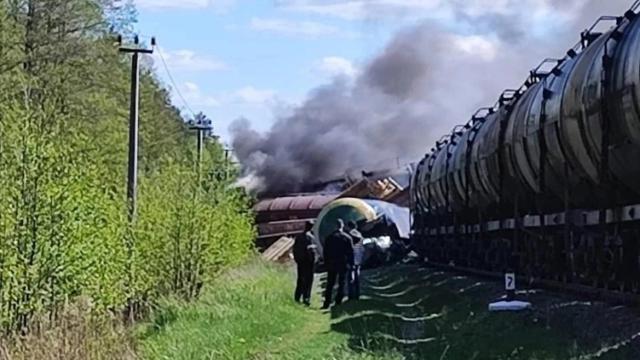 Грузовой поезд сошел с рельсов из-за взрыва в Брянской области
