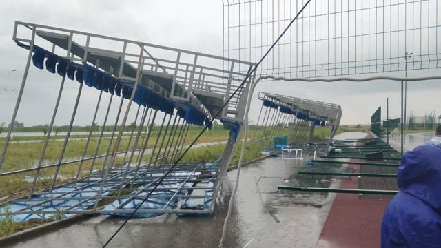 Сильный ветер перевернул трибуны на стадионе в Ростове-на-Дону