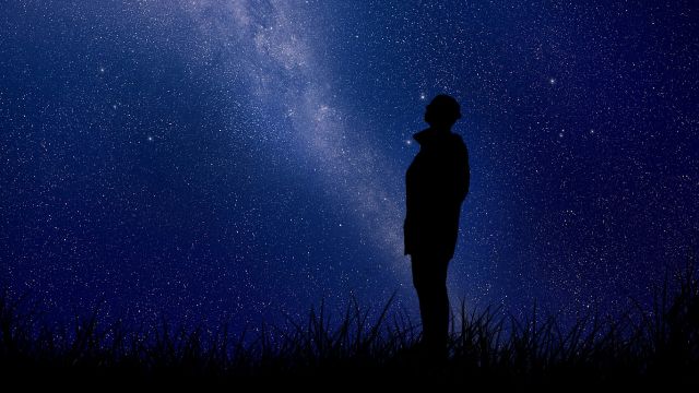 Человек смотрит на звезды