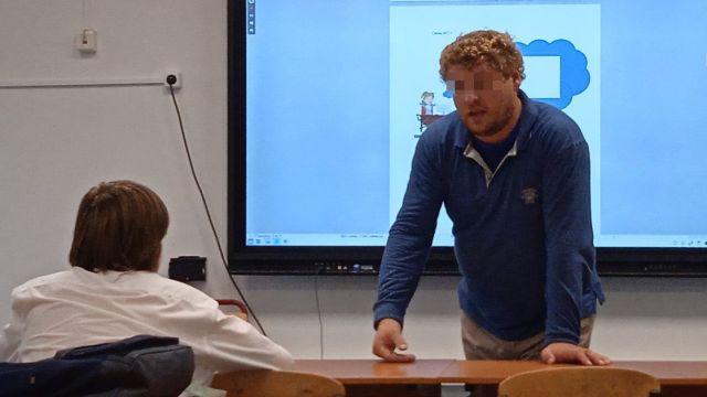 Учитель информатики нарисовал свастику на доске в московской школе