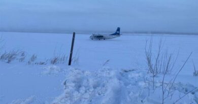 Ан-24 сел на замерзшую реку в Якутии