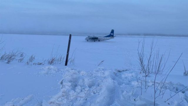 Ан-24 сел на замерзшую реку в Якутии