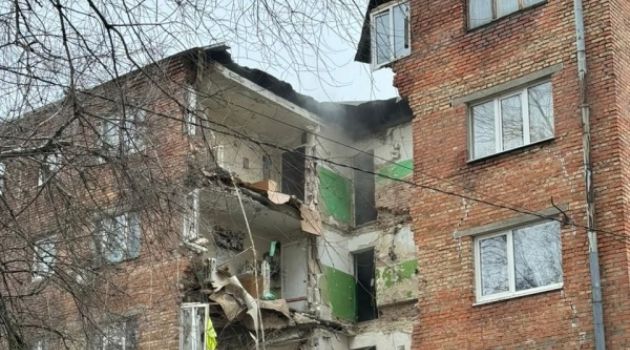 Подъезд аварийного жилого дома обрушился в Ростове-на-Дону
