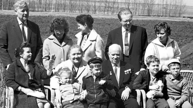 Никита Хрущев с семьей