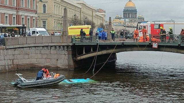 Автобус с пассажирами утонул Петербурге после ДТП