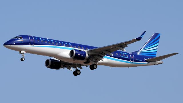 Пассажирский самолет Embraer 190AR Azerbaijan Airlines